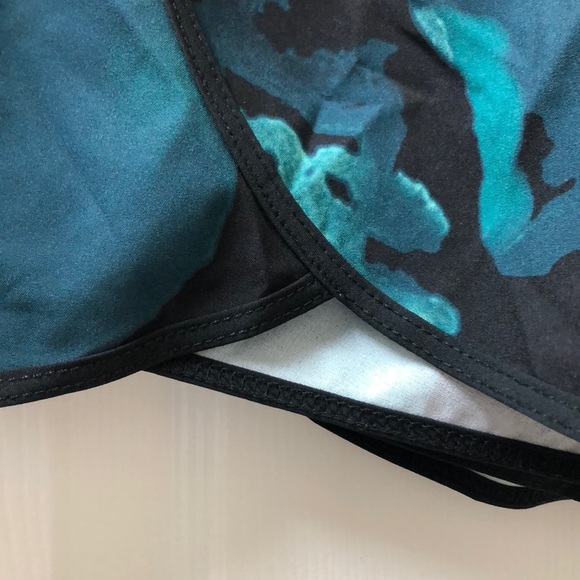 LIKE NEW! Fabletics Carrie Short - Picture 11 of 12